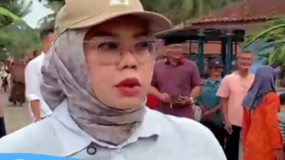 Warga Swadaya Tambal Jalan Rusak di Pangandaran, Ida Nurlaela Turun Tangan Kirim Bantuan