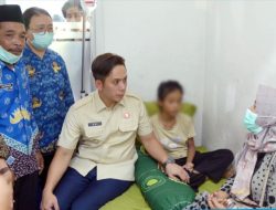 Jenguk Siswi MI Ma’arif yang Dirawat, Bupati Egi Tekankan Pengawasan Pelaksanaan MBG Diperkuat