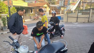 Kanit Reskrim Polsek Ibun Pimpin Giat Penertiban : Polsek Ibun Tertibkan Motor Berknalpot Brong, Tiga Unit Diamankan