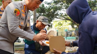 Kapolresta Bandung Pimpin Jumat Berkah di Alun-Alun Soreang, 500 Porsi Makan dan Layanan Berobat Gratis Diserbu Warga