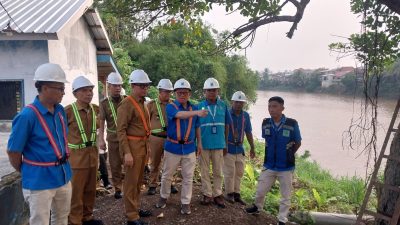 Bupati OKU Apresiasi Gerak Cepat Tirta Raja Pulihkan Distribusi Air WTP Bakung  Baturaja, Oku-Kilasnusantara.id Bupati Ogan Komering Ulu (OKU) H Teddy Meilwansyah S.STP., M.M., M.Pd Bersama Direktur Perumda Tirta Raja Bertho Darmo Poedjo Asmanto mengecek secara langsung proses produksi air bersih di Water Treatment Plant (WTP) Bakung, Kelurahan Kemalaraja, Senin sore (21/9/2026)  Hal itu dilakukan untuk memastikan distribusi air ke masyarakat pelanggan di wilayah cakupan WTP Bakung berjalan dengan lancar.  “Kita ingin menjawab langsung keluhan masyarakat karena beberapa hari kemarin distribusi air di WTP Bakung terpaksa dihentikan karena ada hal yang tidak bisa dihindari,” ujar Bupati.   Dituturkan orang nomor satu di OKU ini, dua hari terakhir bumi sebimbing sekundang diguyur hujan lebat, air kiriman dari daerah hulu menyebabkan debit air sungai meluap dan berwarna keruh pekat sehingga produksi dan distribusi air dihentikan sementara. Kekeruhannya di atas 300 NTU. Jika dipaksa tetap beroperasi, pompa bisa rusak.  “Air kiriman dari hulu kehilir cukup keruh pekat sehingga distribusi terpaksa dihentikan sementara,” tuturnya.   Bupati mengapresiasi langkah dan gerak cepat Dirut Perumda Tirta Raja beserta jajarannya yang secara sigap melakukan normalisasi sehingga distribusi air bersih ke masyarakat pelanggan bisa dilakukan kembali.   “Luar bisa pak dirut dan jajarannya, dengan kesigapannya berjibaku membersihkan mesin sedot diponton dan melakukan normalisasi sehingga distribusi air bisa berjalan kembali dengan lancar, tadi kita tinjau airnya sudah jernih dan bisa digunakan lagi oleh masyarakat untuk keperluan sehari-hari,” imbuhnya.   Bupati berharap kedepan tidak ada lagi kendala, sehingga Perumda Tirta Raja bisa melakukan pelayanan yang maksimal kepada masyarakat. “Mudah-mudahan kedepan tidak ada kendala yang berarti, sehingga masyarakat bisa merasakan pelayanan yang maksimal dari Tirta Raja,” tukasnya.   Sementara itu, Direktur Perumda Tirta Raja Bertho Darmo Poedjo Asmanto menambahkan Pihaknya terus berupaya memaksimalkan pelayanan kepada masyarakat, sepanjang tahun 2025 – 2026 perumda Tirta Raja sudah melakukan pembaharuan mesin di sebagian besar WTP dan Booster.  “Dalam waktu satu tahun lebih kita sudah menambah 15 mesin pompa baru, yang terakhir mesin terbaru untuk WTP Tanjung Baru, dan RS Helindo, ada juga pompa kita pakai untuk backup, jadi kalau ada kerusakan tidak perlu waktu lama kita ganti dan bisa jalan kembali,” tukasnya.   Pantauan di lapangan, Bupati didampingi Direktur Perumda Tirta Raja mengecek setiap proses produksi WTP Bakung, bahkan Bupati dan rombongan turun langsung ke Ponton untuk mengecek dan memastikan mesin sedot untuk supply air baku ke WTP berjalan dengan lancar.   Turut hadir mendampingi, Plt Kadin PUPR AK Fajaruddin, Kadin Perkim OKU Muzaim Aliansya, Sekretaris Bapelitbangda OKU Hanom, Setiawan, Camat Baturaja Timur Donie Heridadi, Kabid DLH Sandi Praja Ganta, Lurah Kemalaraja Dede Renvi Graziani dan jajaran Perumda Tirta Raja. (A-Sukri & Tim)