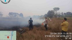 Tim Karhutla Polsek Pemulutan Bergerak Cepat, Api di Ulak Kembahang I Berhasil Dipadamkan