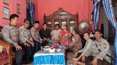 Polisi Bersama Masyarakat, Kapolsek Gunung Megang Bangun Kedekatan dengan Tokoh Masyarakat Lewat Tradisi Polisi Sanjo