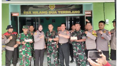 Kapolsek Megamendung Dan  Jajarannya Berikan Kejutan Ke Posmil O621 Kecamatan Megamendung Di HUT TNI KE 81 TH