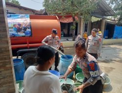 Polisi Bersama Masyarakat, Polres Indramayu Kembali Salurkan 20.000 Liter Air Bersih