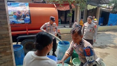 Polisi Bersama Masyarakat, Polres Indramayu Kembali Salurkan 20.000 Liter Air Bersih