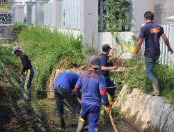 Bakti untuk Masyarakat, Warga Binaan Lapas Kuningan Gotong Royong Bersihkan Lingkungan Masyarakat