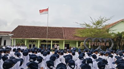 *Sat Lantas Polres Kuningan Gelar Program “Polisi Sahabat Pelajar” di SMPN 1 Kadugede, Sosialisasi Tertib Lalu Lintas hingga Anti-Bullying*