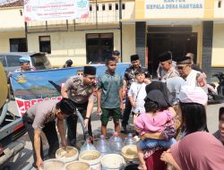 Bantu Warga Terdampak Kekeringan, Polres Kuningan Salurkan Air Bersih ke Desa Hantara