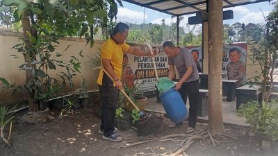 Dukung Program Green Policing, Kapolsek Nagreg Bersama Anggota dan Warga Gelar Korve Bersihkan Lingkungan