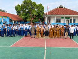 Polisi Peduli Pendidikan, Ps. Kanit Propam Polsek Nagreg Jadi Pembina Upacara di SMP YP 17 Nagreg