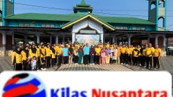 Wujudkan Lingkungan Asri dan Sehat, Wakapolres Kuningan Pimpin Jumat Bersih Bersama Warga di Masjid Desa Ragawacana