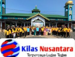 Wujudkan Lingkungan Asri dan Sehat, Wakapolres Kuningan Pimpin Jumat Bersih Bersama Warga di Masjid Desa Ragawacana