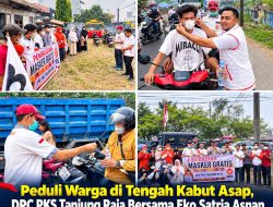 Peduli Warga di Tengah Kabut Asap, DPC PKS Tanjung Raja Bersama Eko Satria Asnan Bagikan Masker dan Air Mineral Gratis